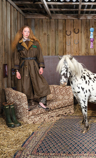 Barbour x GANNI、両ブランドのアイコンをミックスさせた